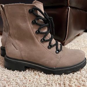 Sorel lace up, in excellent condition